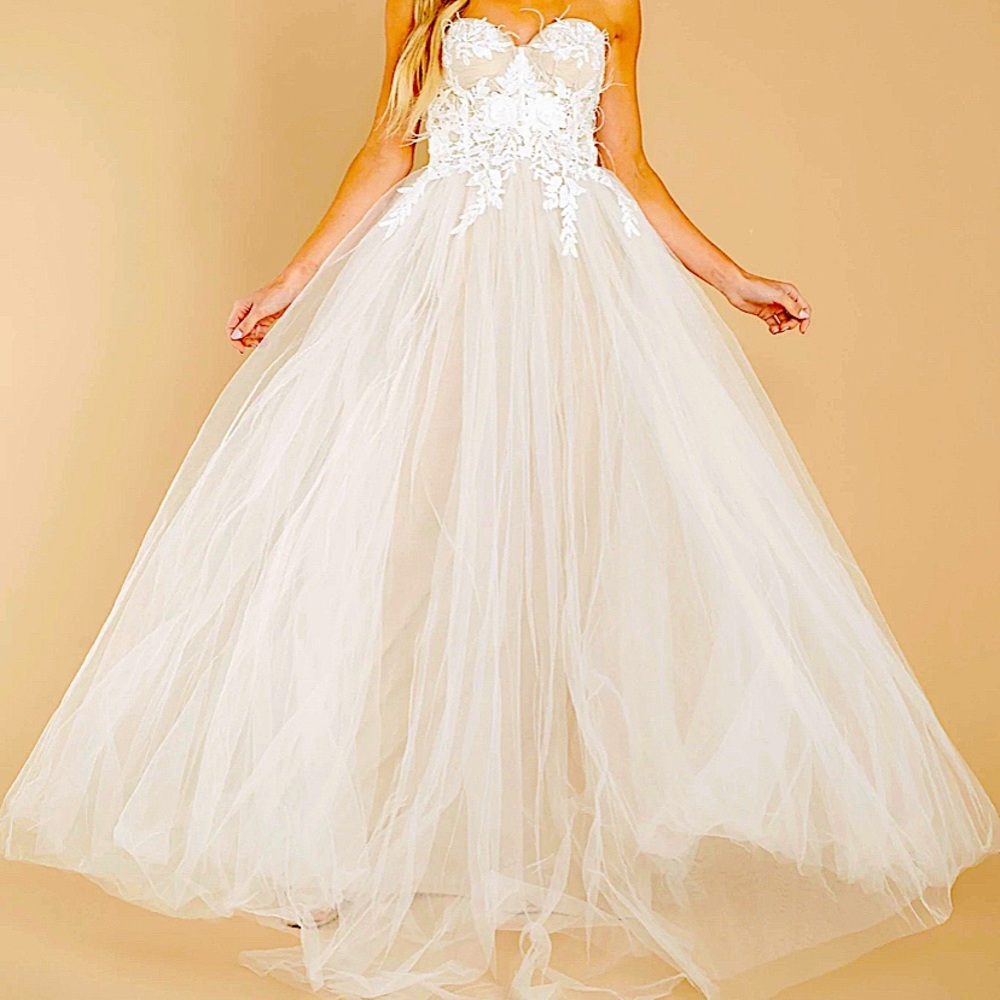 ✨ wedding/photo shoot dress ✨- bust 34” waist 28” hips 50” L 53”